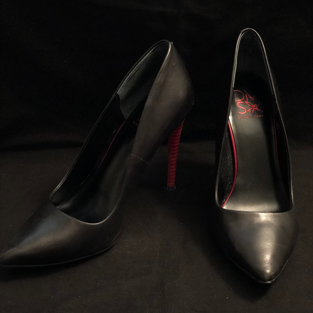 Donald Pliner DMSX Red Heel Pumps - Size 8 👠